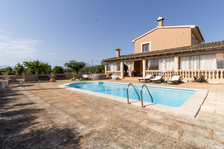 Country home with pool and large plot in a peaceful setting close to Sencelles