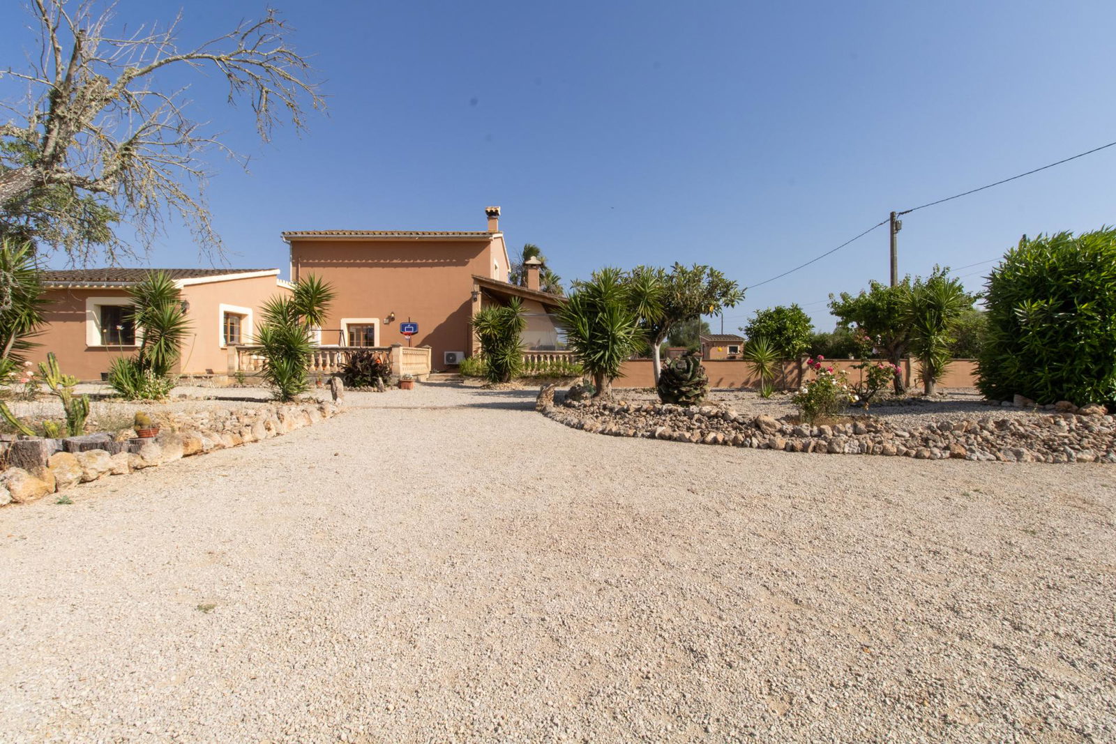 Country home with pool and large plot in a peaceful setting close to Sencelles