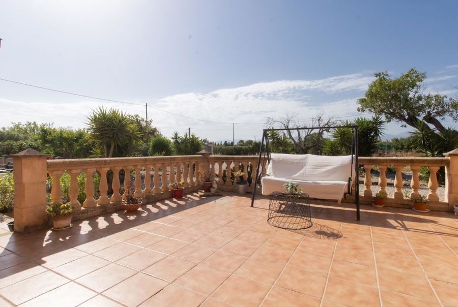 Country home with pool and large plot in a peaceful setting close to Sencelles