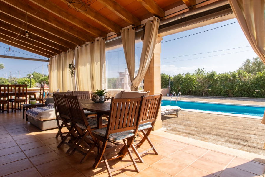 Country home with pool and large plot in a peaceful setting close to Sencelles
