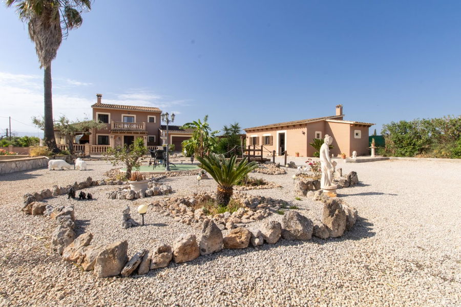 Country home with pool and large plot in a peaceful setting close to Sencelles