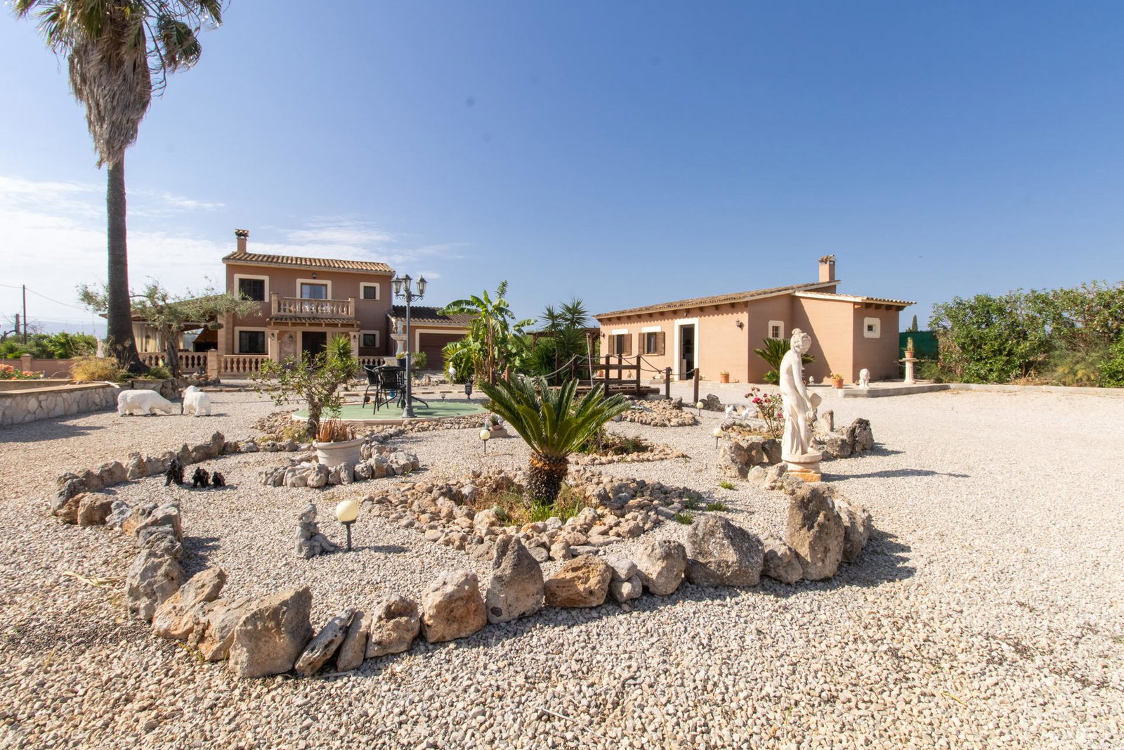 Country home with pool and large plot in a peaceful setting close to Sencelles
