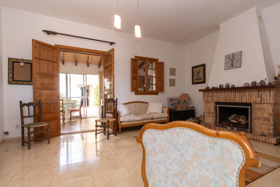 Sea view property with great potential and charming location in Sa Rapita