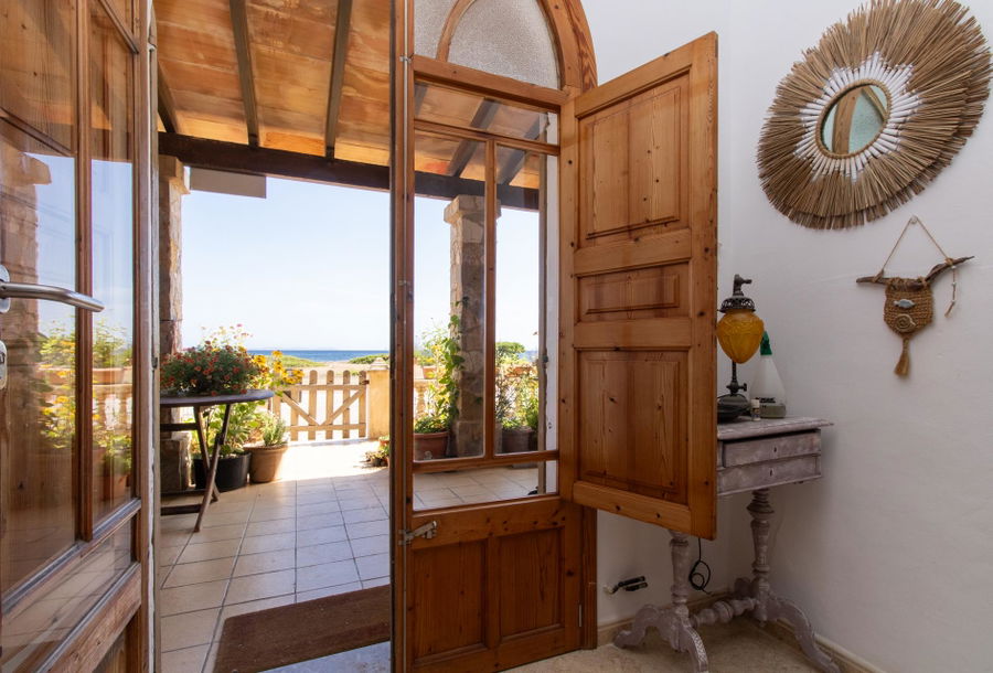 Sea view property with great potential and charming location in Sa Rapita