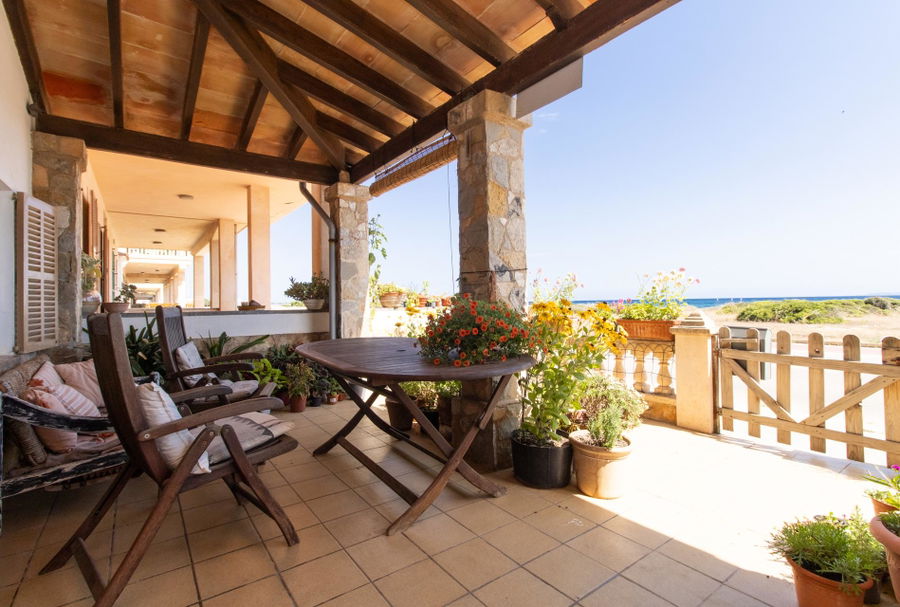 Sea view property with great potential and charming location in Sa Rapita
