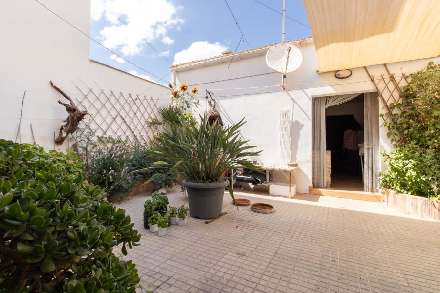 Sea view property with great potential and charming location in Sa Rapita