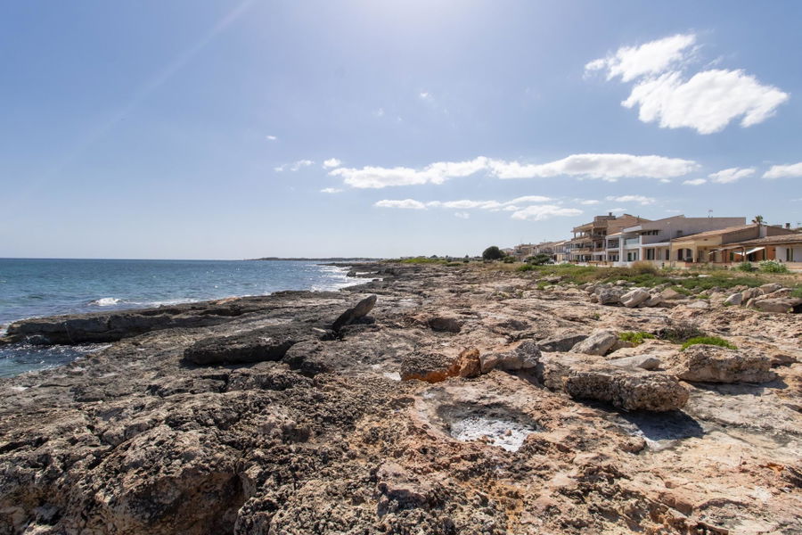 Sea view property with great potential and charming location in Sa Rapita