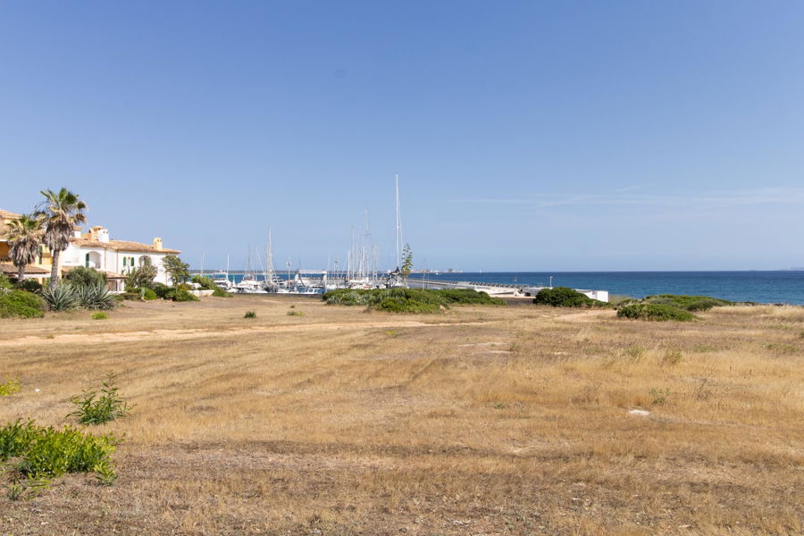 Sea view property with great potential and charming location in Sa Rapita