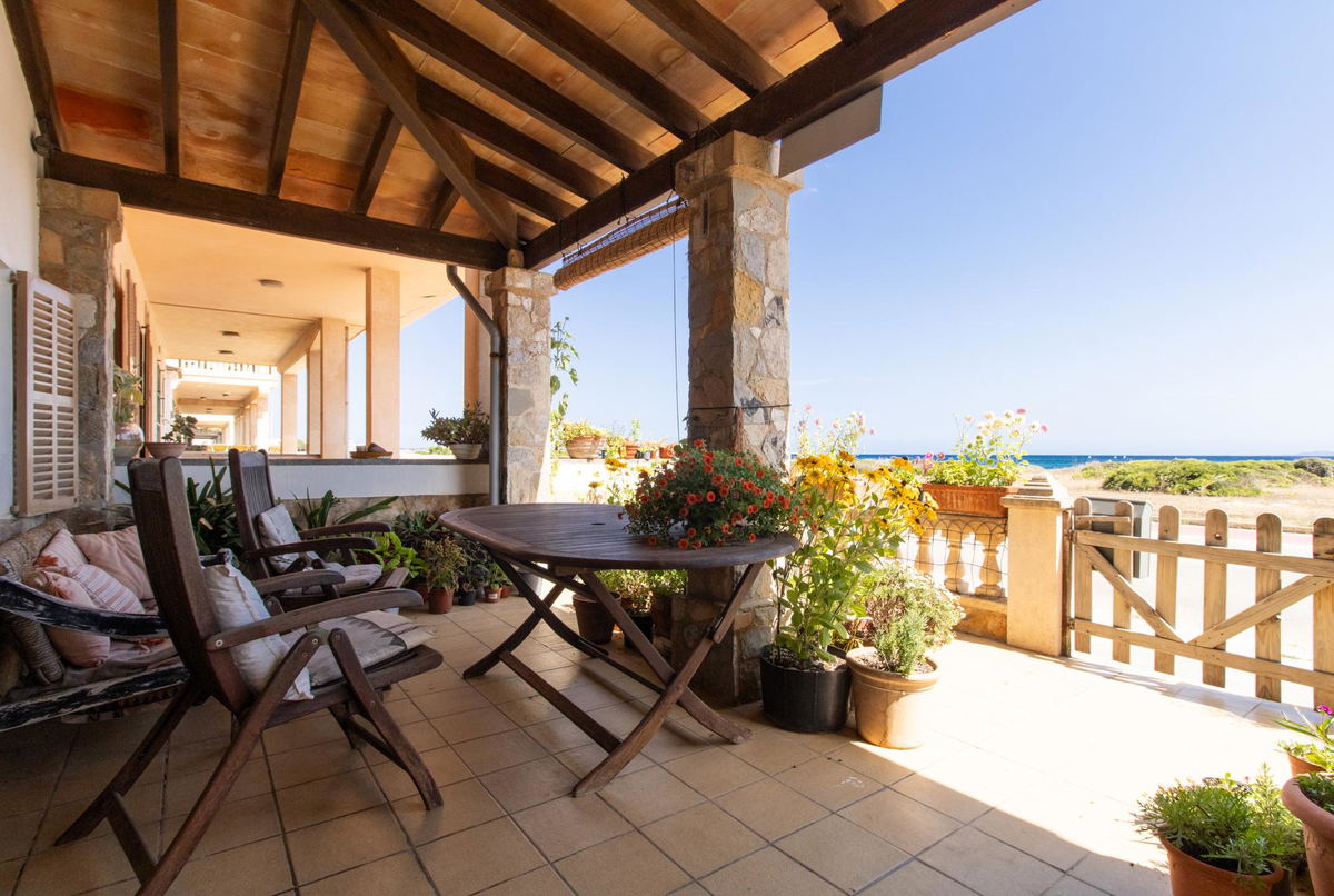 Sea view property with great potential and charming location in Sa Rapita