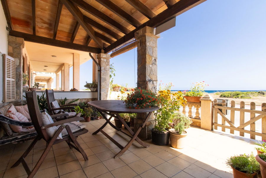 Sea view property with great potential and charming location in Sa Rapita