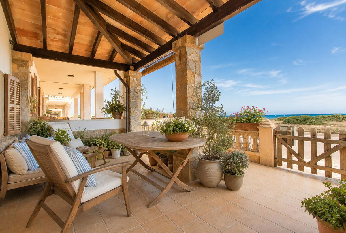 Sea view property with great potential and charming location in Sa Rapita