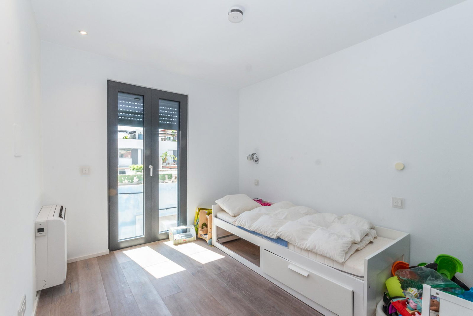 Contemporary family townhouse with sea views and patio in idyllic Molinar