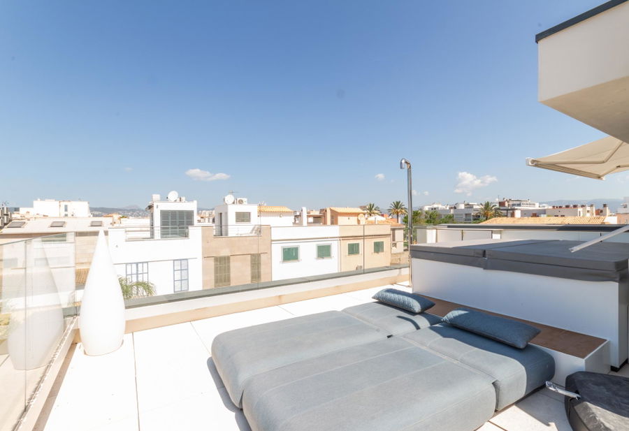 Contemporary family townhouse with sea views and patio in idyllic Molinar