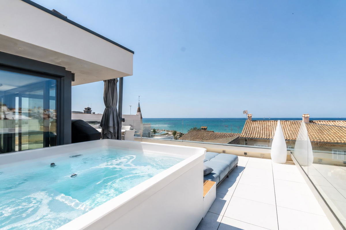 Contemporary family townhouse with sea views and patio in idyllic Molinar