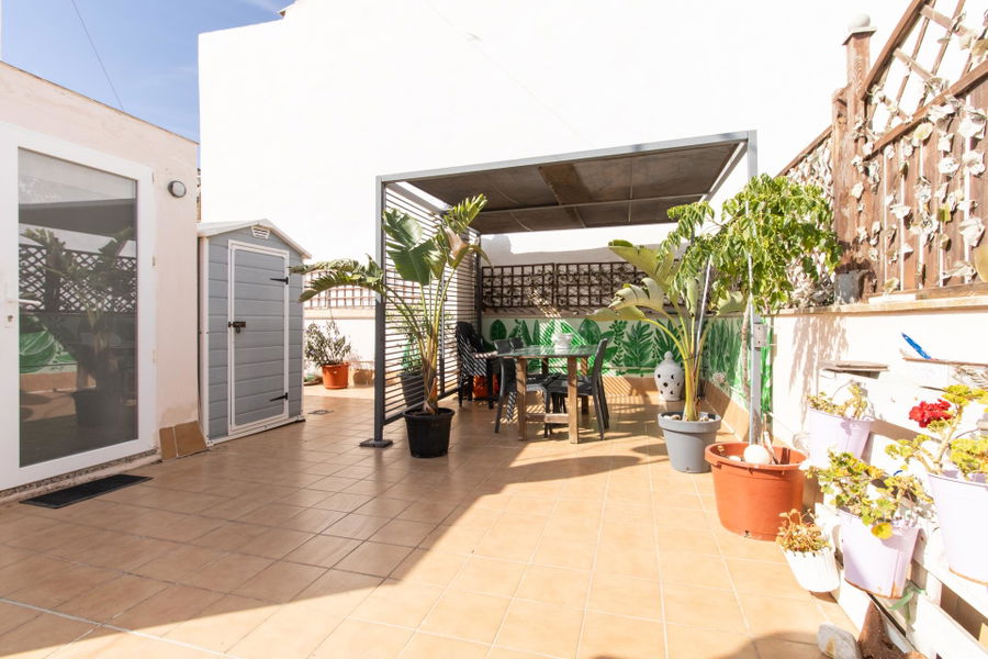 Penthouse with spacious roof terrace just steps from the beach in Can Pastilla