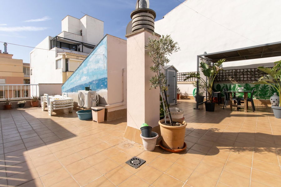 Penthouse with spacious roof terrace just steps from the beach in Can Pastilla