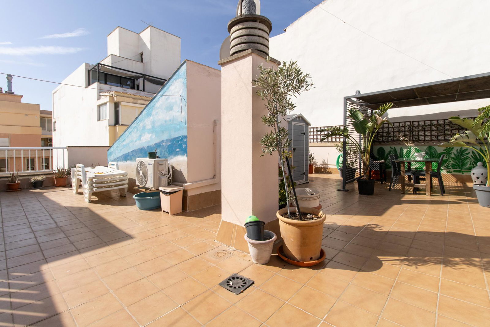Penthouse with spacious roof terrace just steps from the beach in Can Pastilla