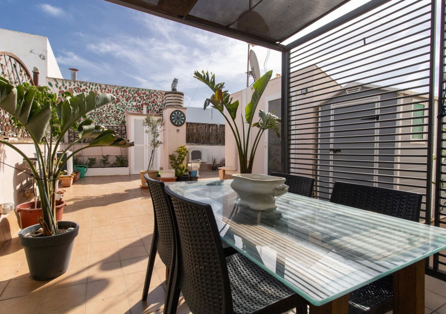 Penthouse with spacious roof terrace just steps from the beach in Can Pastilla
