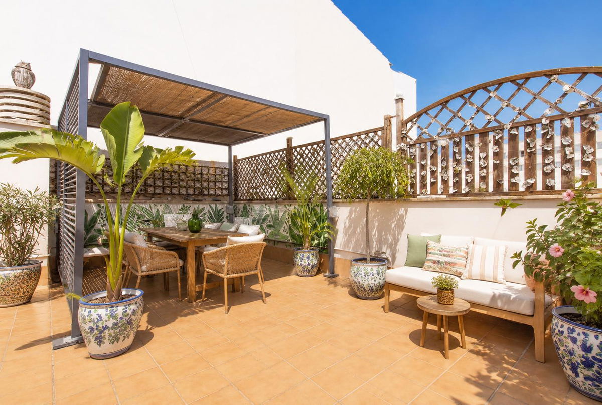 Penthouse with spacious roof terrace just steps from the beach in Can Pastilla