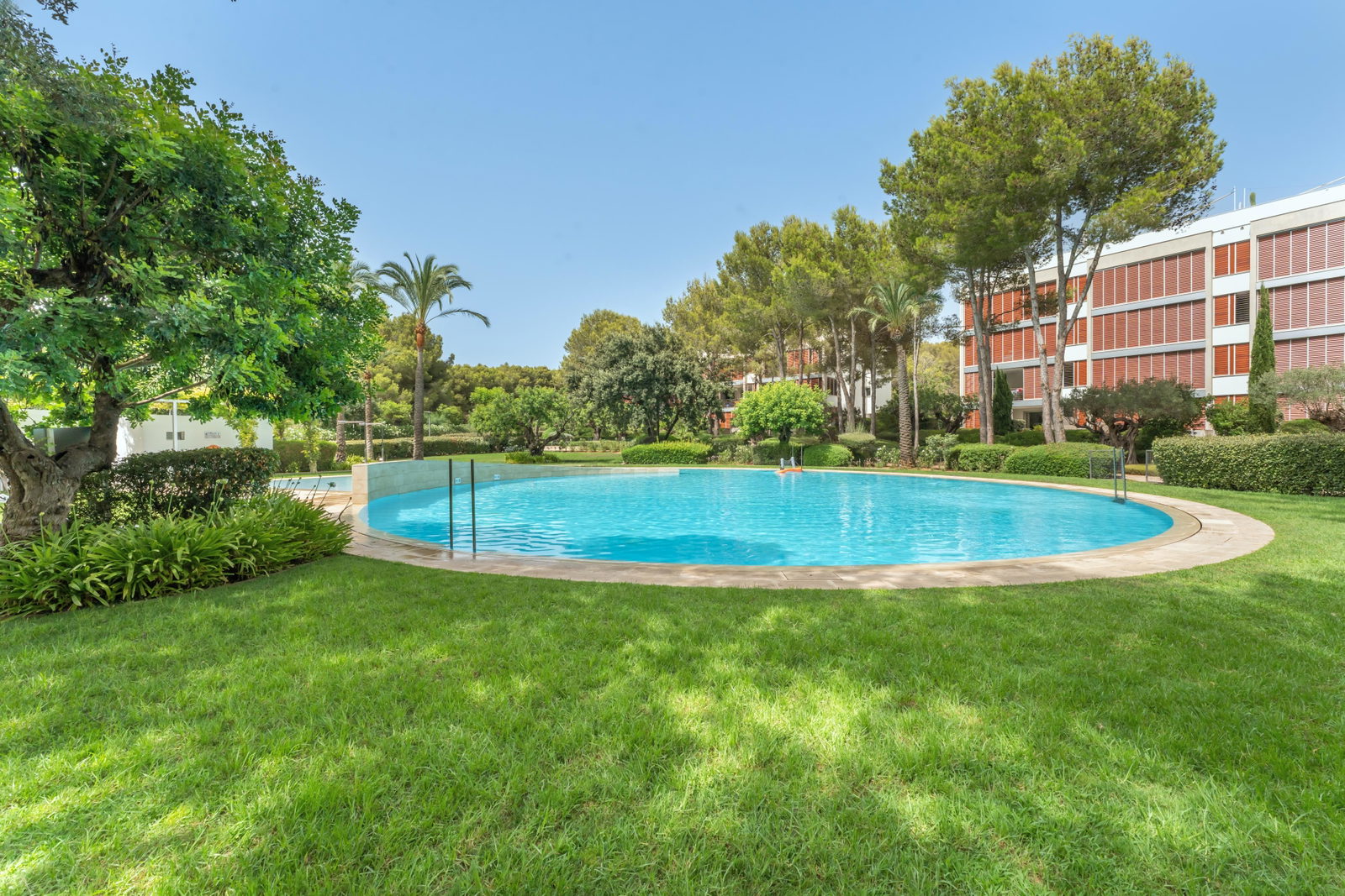 Amplio apartamento con espectaculares zonas comunes y piscinas en el exclusivo Bendinat