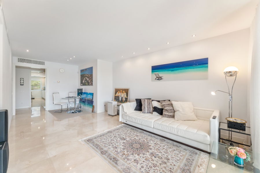 Amplio apartamento con espectaculares zonas comunes y piscinas en el exclusivo Bendinat