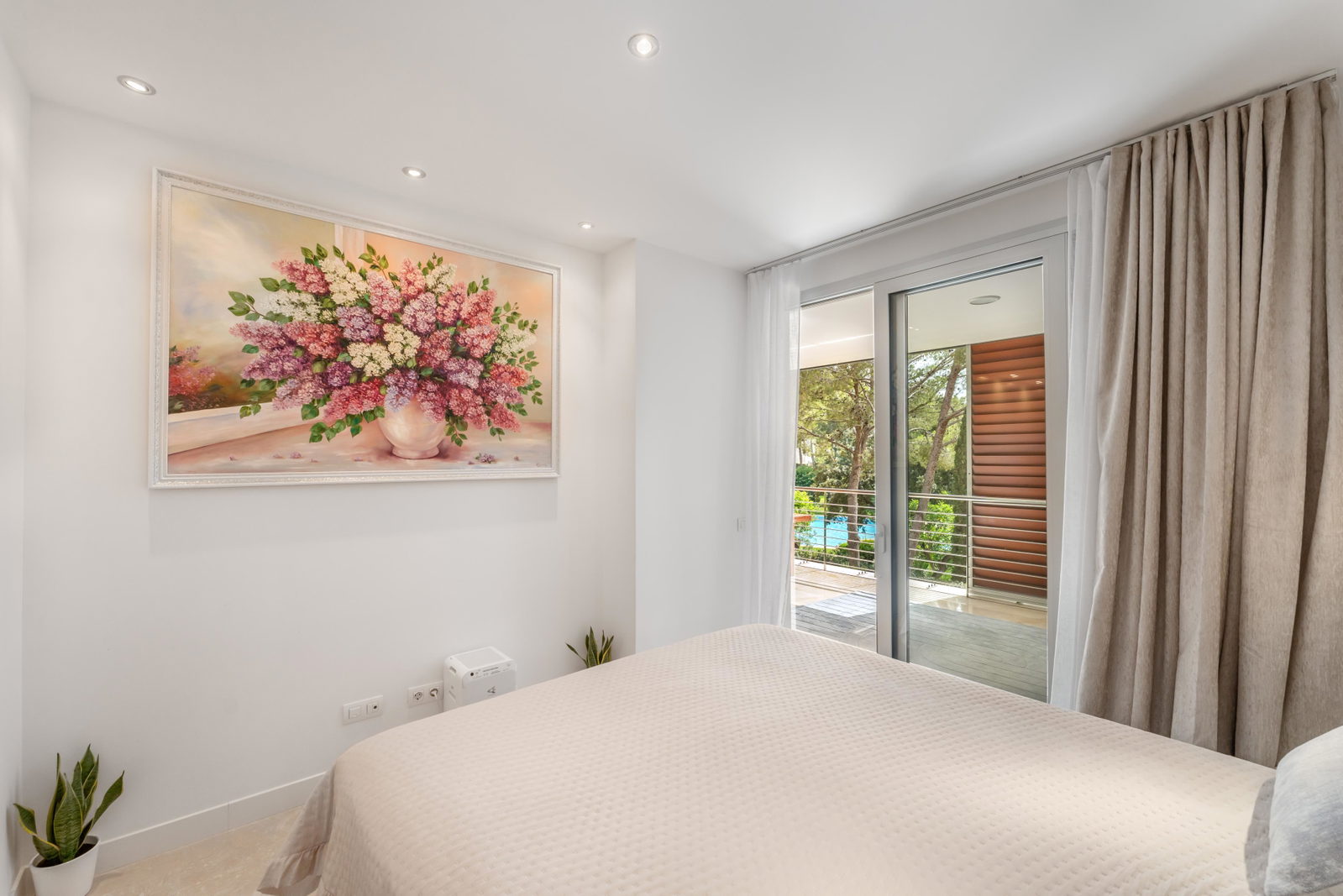 Amplio apartamento con espectaculares zonas comunes y piscinas en el exclusivo Bendinat