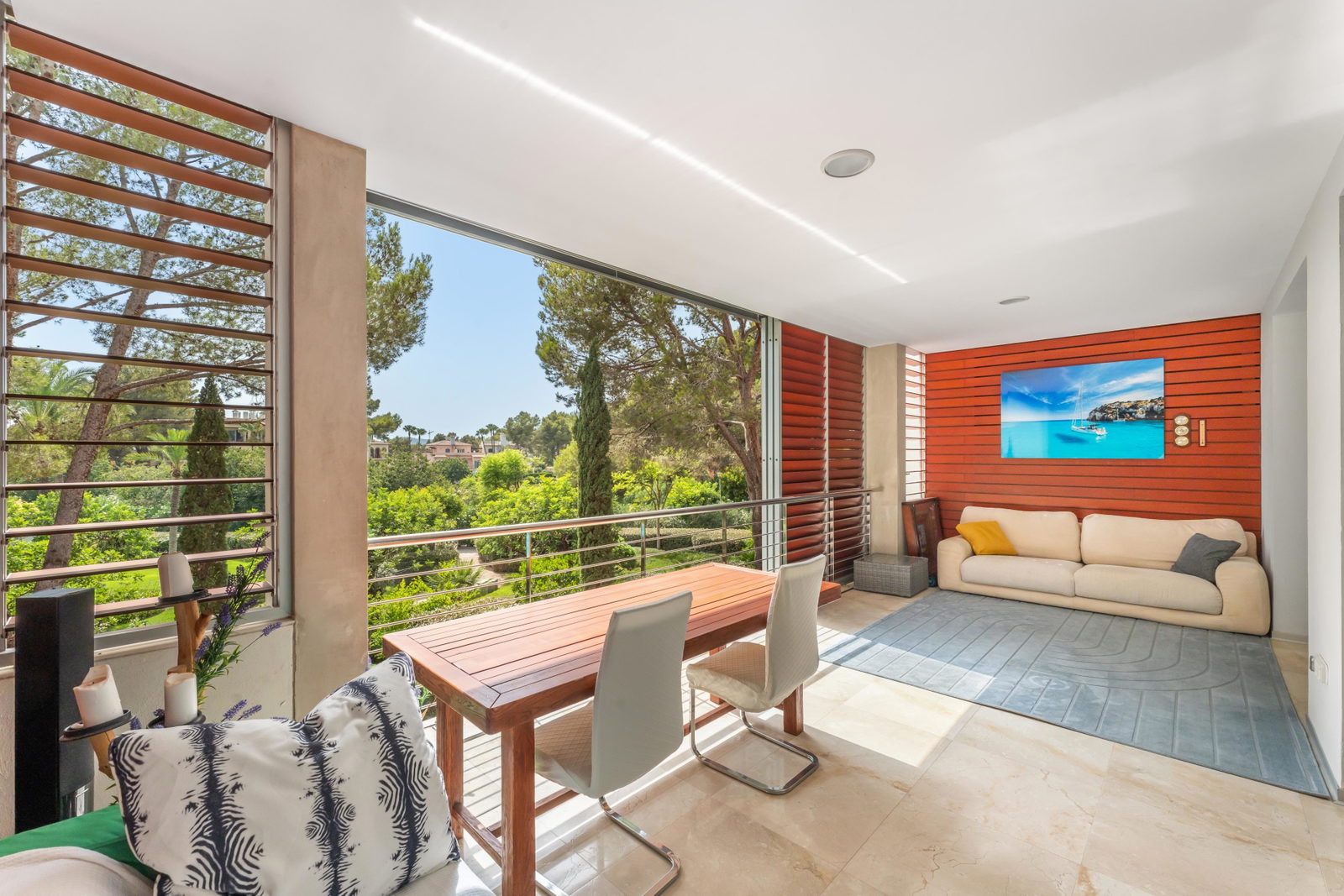 Amplio apartamento con espectaculares zonas comunes y piscinas en el exclusivo Bendinat