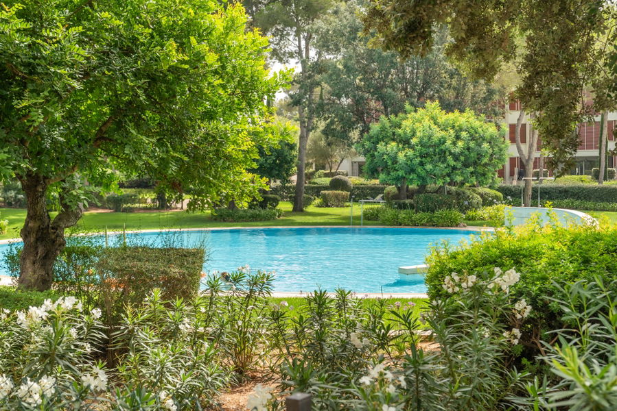 Amplio apartamento con espectaculares zonas comunes y piscinas en el exclusivo Bendinat