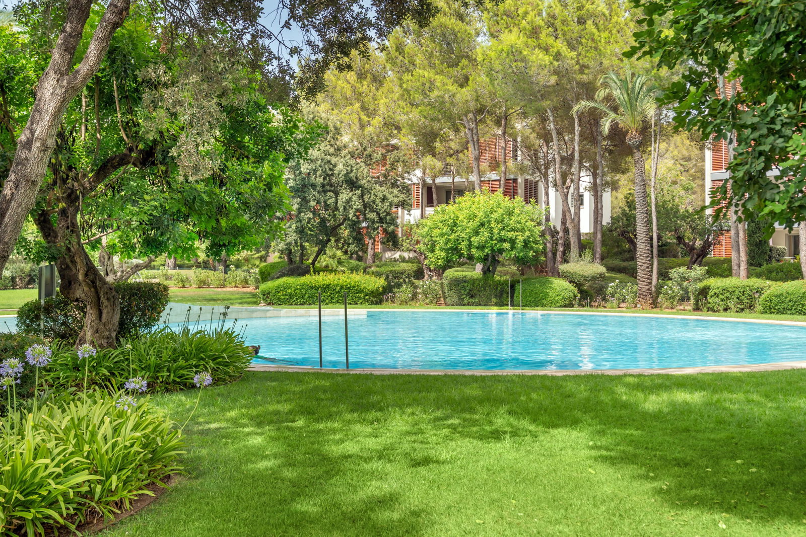 Amplio apartamento con espectaculares zonas comunes y piscinas en el exclusivo Bendinat