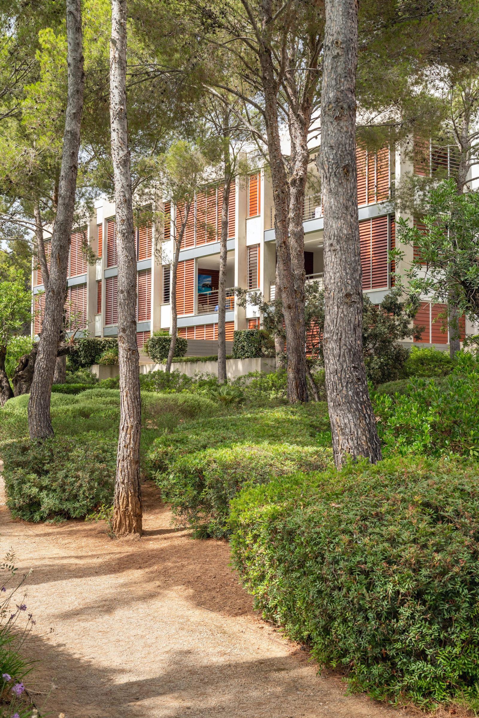 Amplio apartamento con espectaculares zonas comunes y piscinas en el exclusivo Bendinat