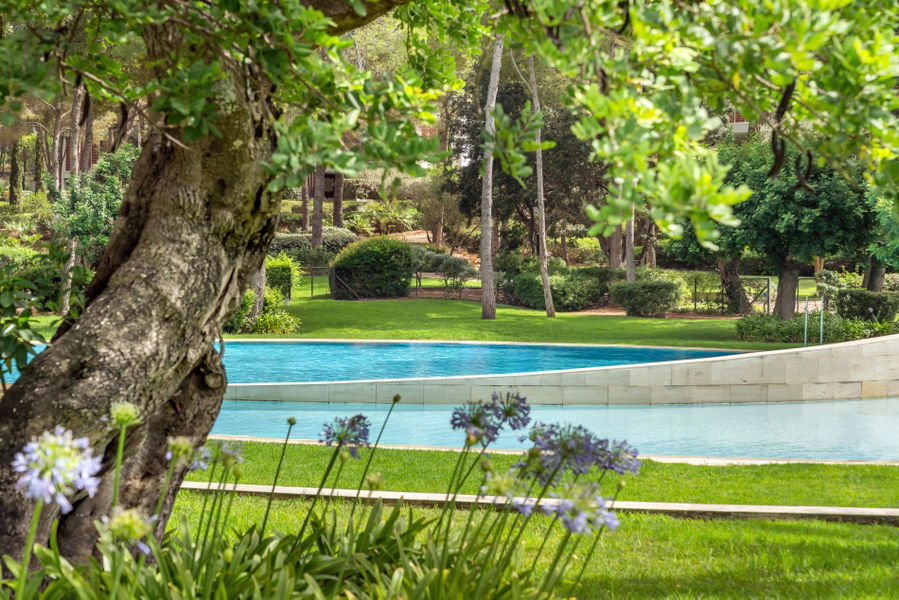 Amplio apartamento con espectaculares zonas comunes y piscinas en el exclusivo Bendinat
