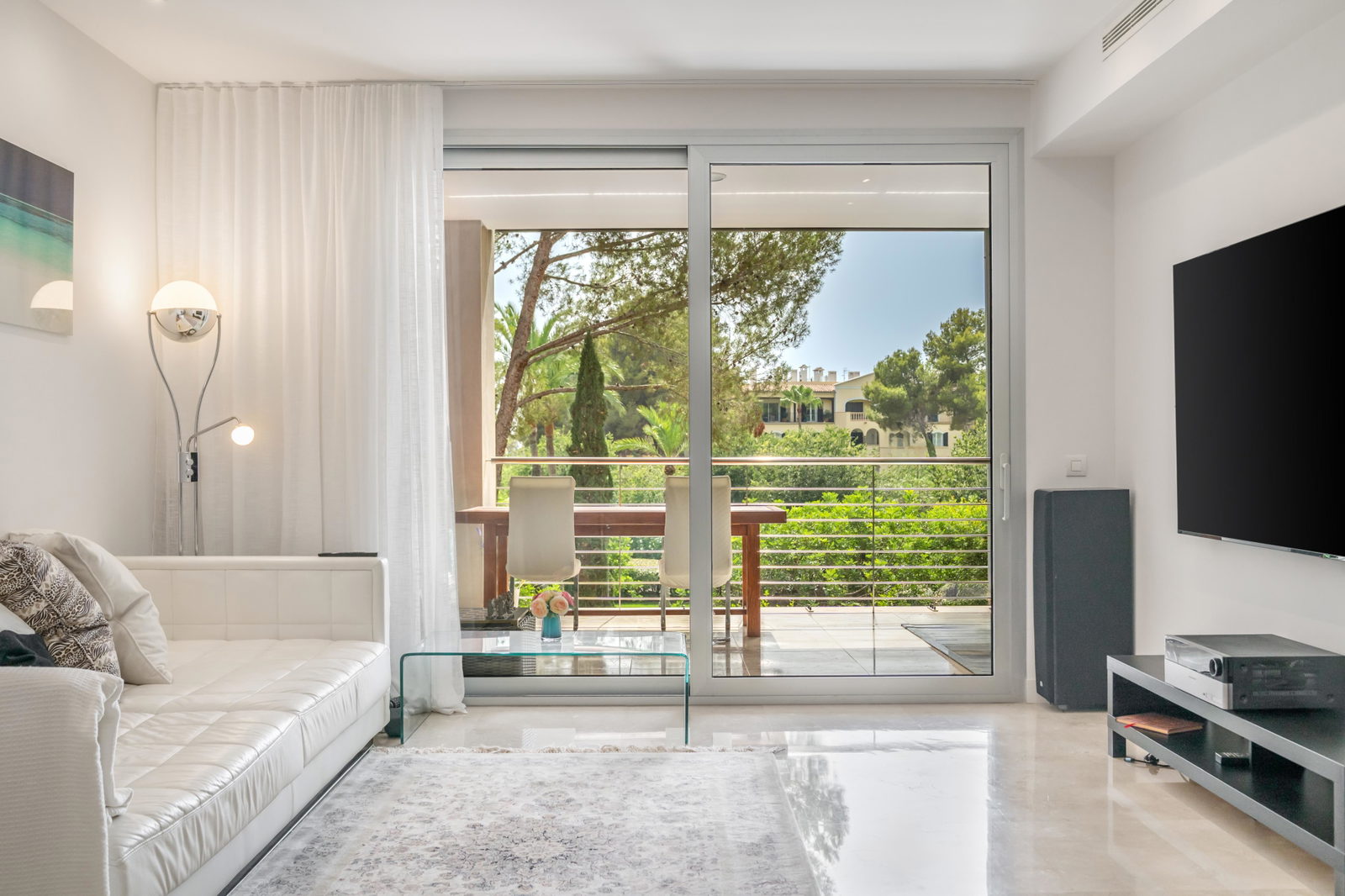 Amplio apartamento con espectaculares zonas comunes y piscinas en el exclusivo Bendinat