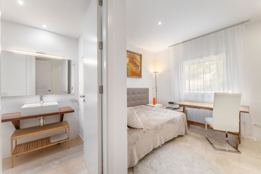 Amplio apartamento con espectaculares zonas comunes y piscinas en el exclusivo Bendinat