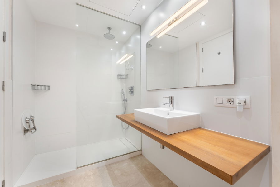 Amplio apartamento con espectaculares zonas comunes y piscinas en el exclusivo Bendinat
