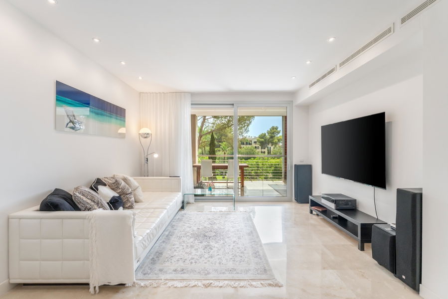 Amplio apartamento con espectaculares zonas comunes y piscinas en el exclusivo Bendinat