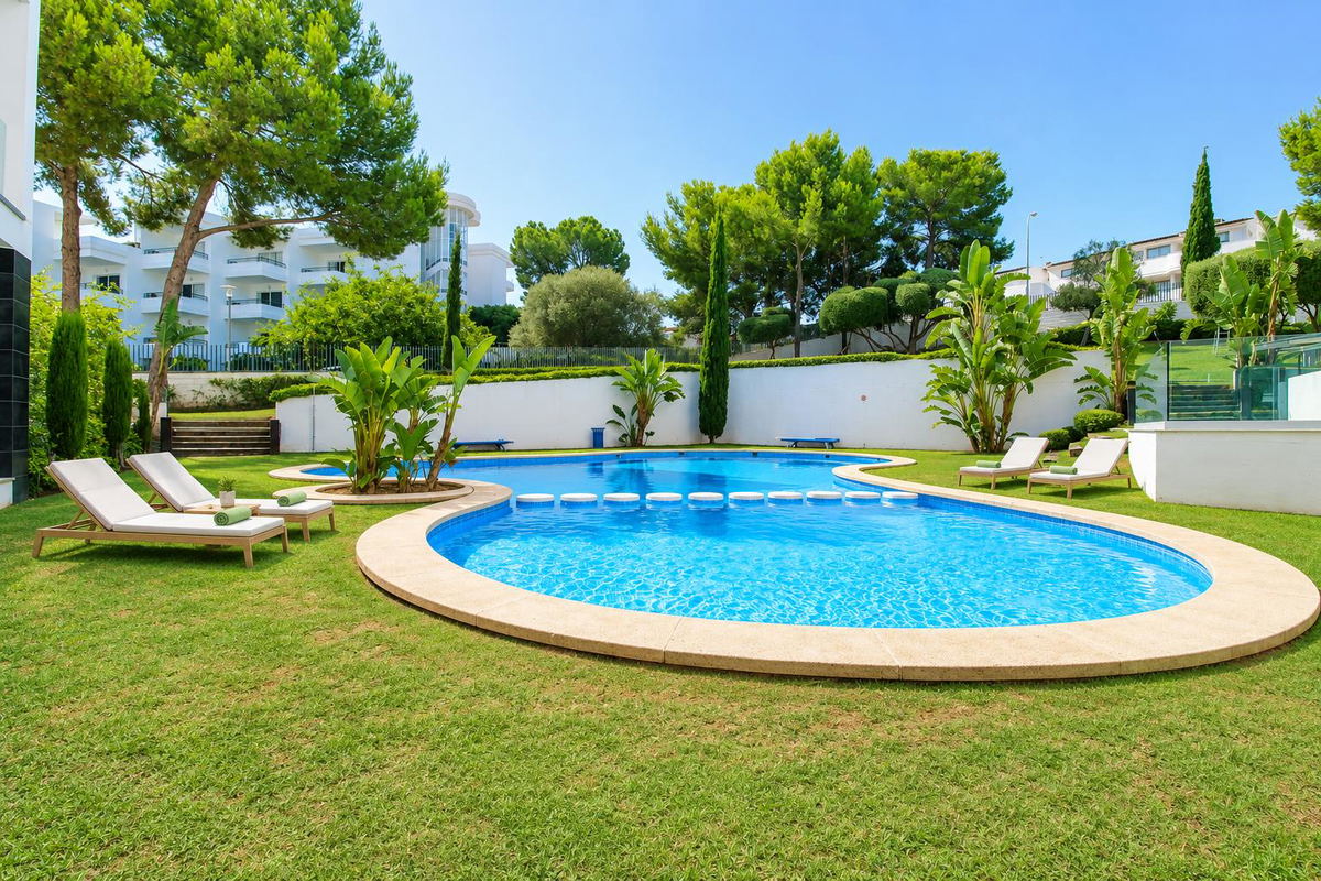 Spacious ground floor apartment with an amazing terrace and community pool in Palmanova