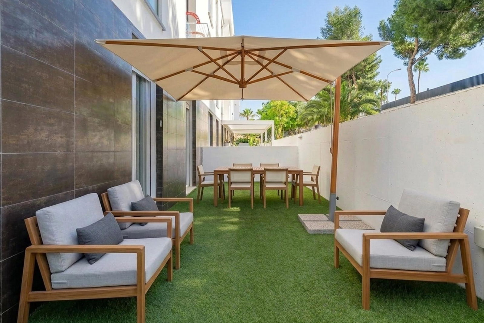 Spacious ground floor apartment with an amazing terrace and community pool in Palmanova