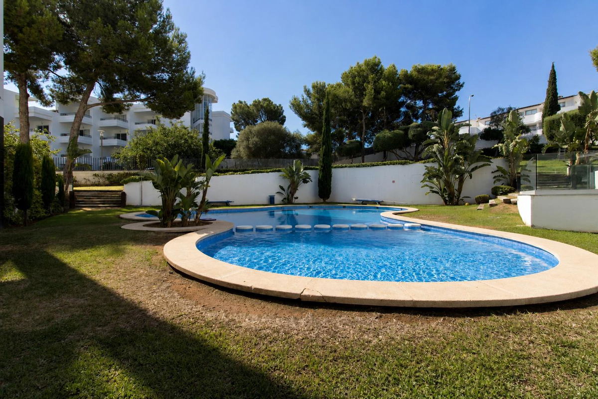 Rymlig marklägenhet med fantastisk terrass och gemensam pool i Palmanova