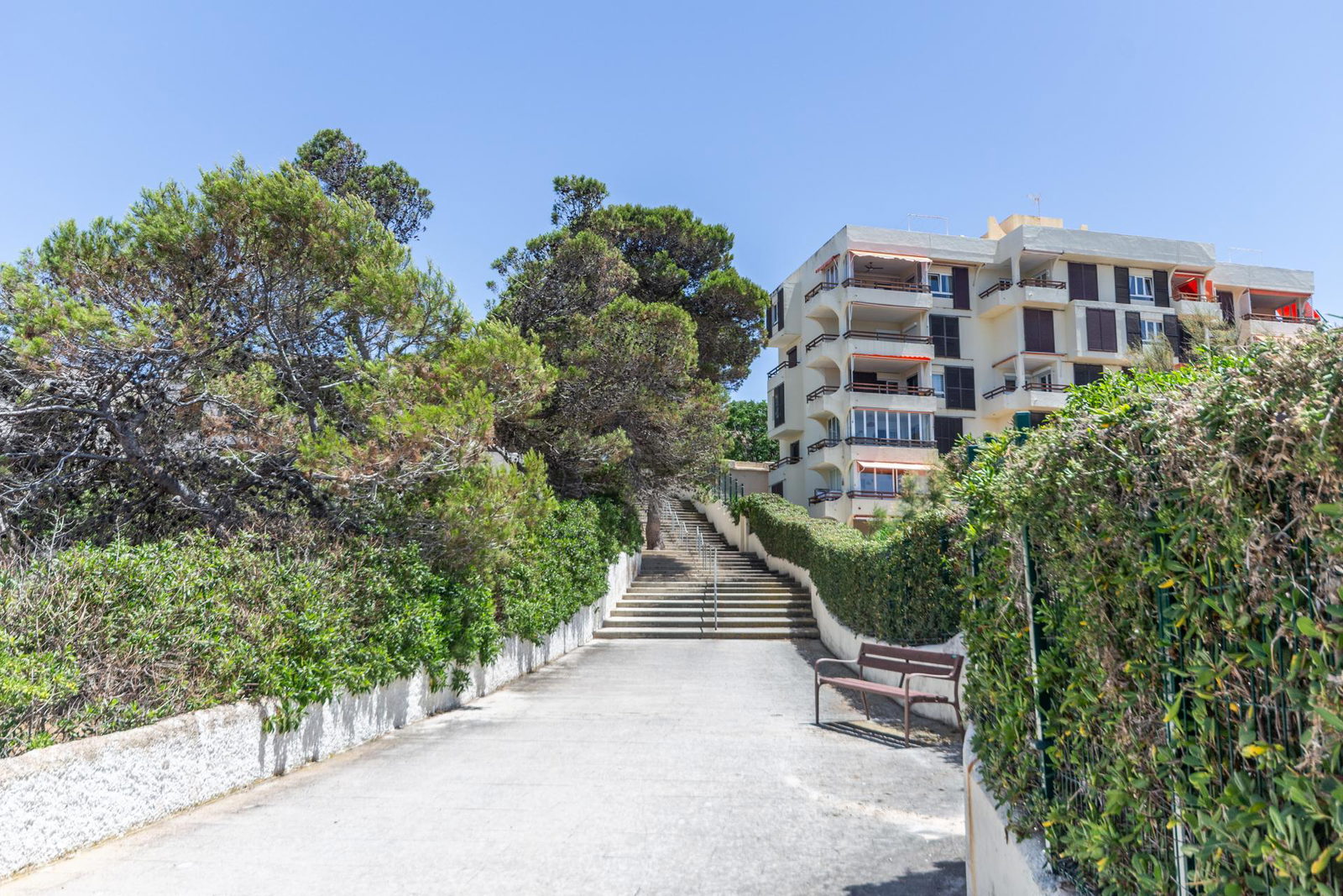 First Seeline apartment with sea views and a communal pool in Cala Blava for sale