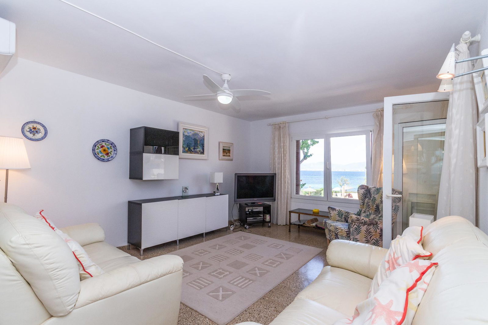 First Seeline apartment with sea views and a communal pool in Cala Blava for sale