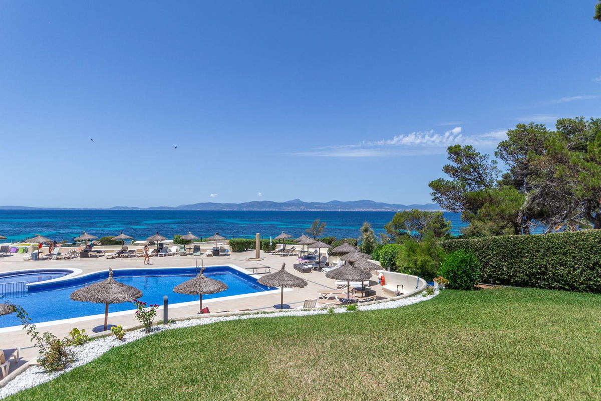 First Seeline apartment with sea views and a communal pool in Cala Blava for sale