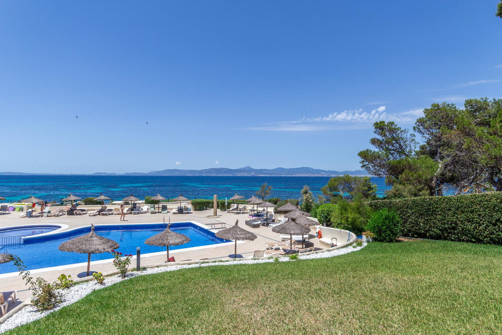 First Seeline apartment with sea views and a communal pool in Cala Blava for sale