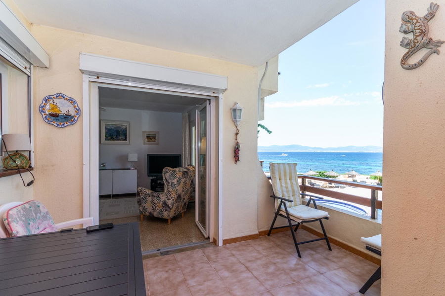 First Seeline apartment with sea views and a communal pool in Cala Blava for sale