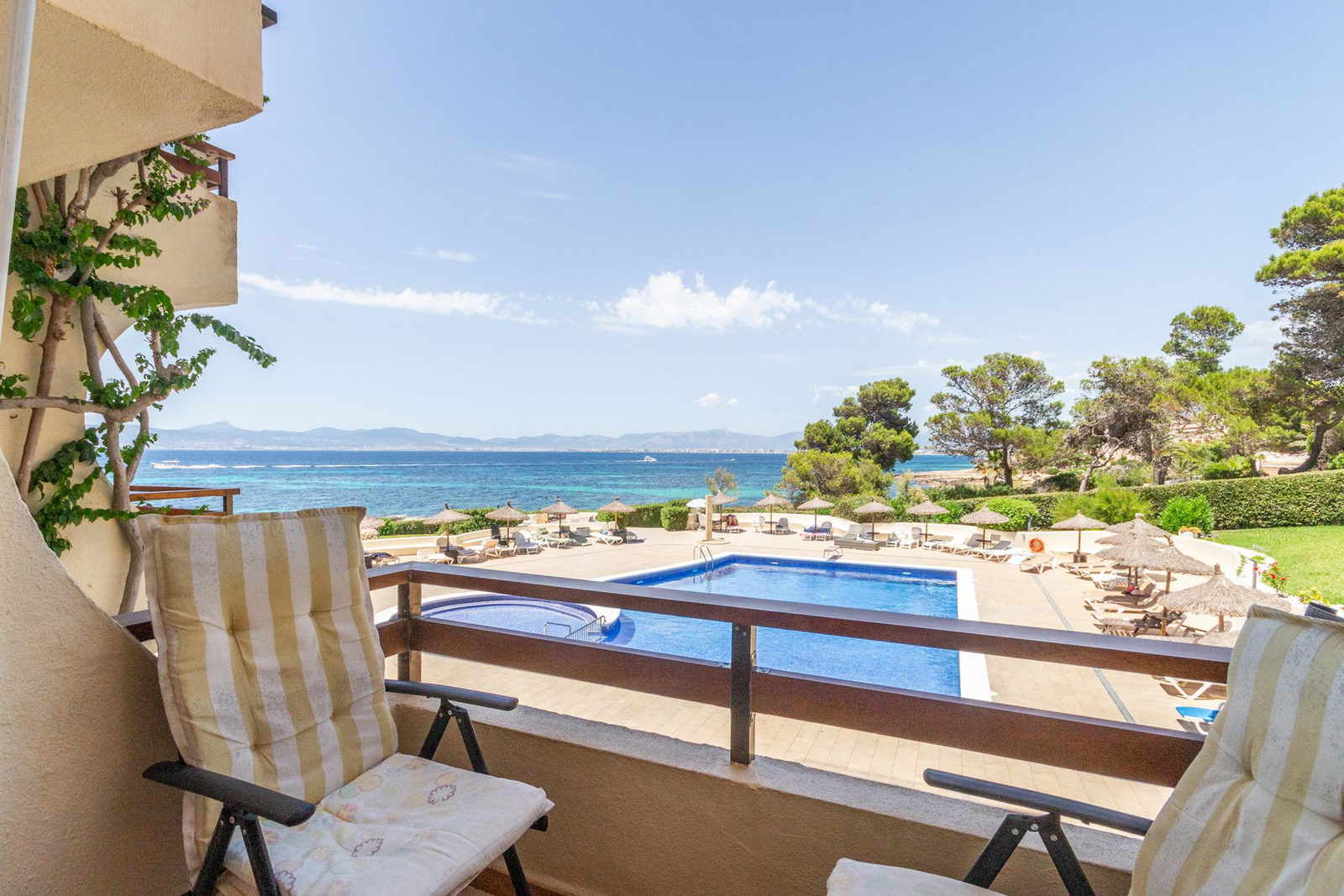 First Seeline apartment with sea views and a communal pool in Cala Blava for sale