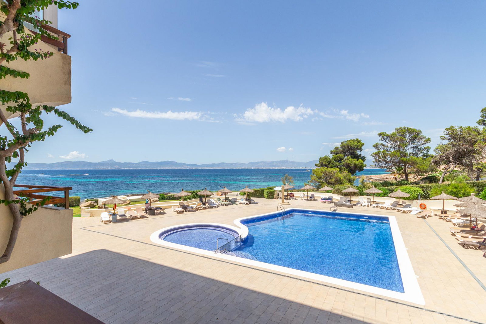 First Seeline apartment with sea views and a communal pool in Cala Blava for sale