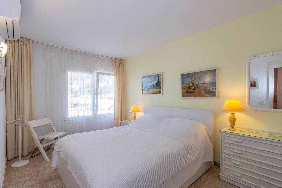 First Seeline apartment with sea views and a communal pool in Cala Blava for sale