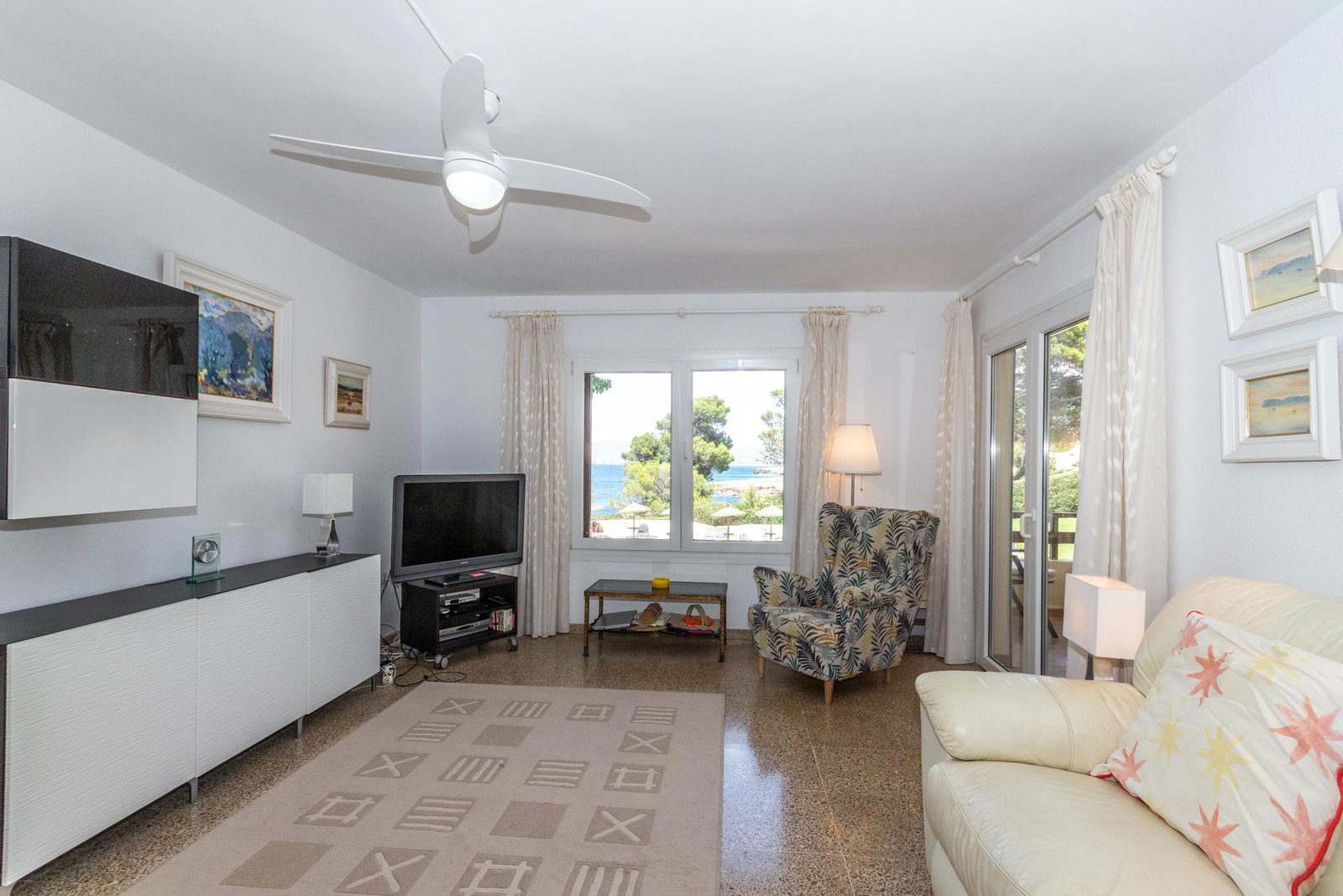 First Seeline apartment with sea views and a communal pool in Cala Blava for sale