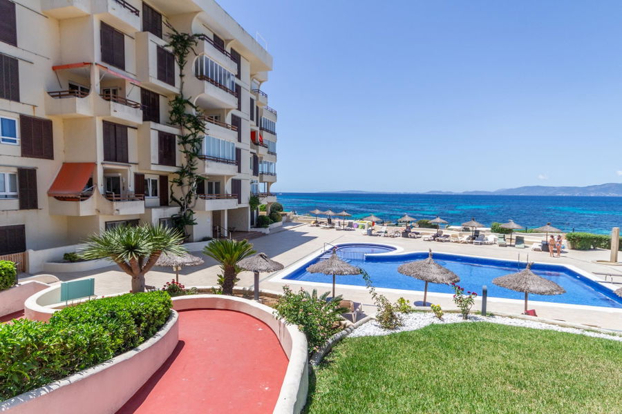 First Seeline apartment with sea views and a communal pool in Cala Blava for sale