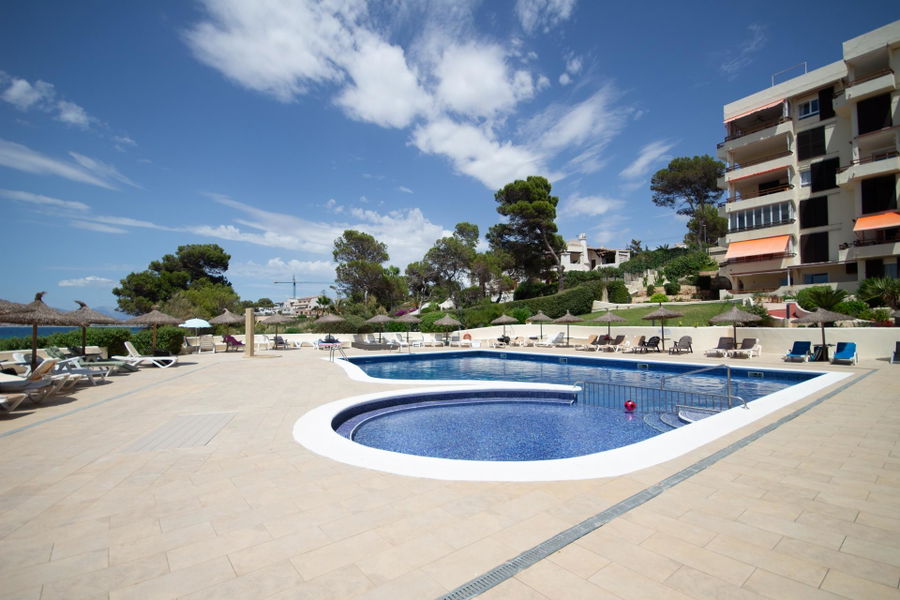 First Seeline apartment with sea views and a communal pool in Cala Blava for sale