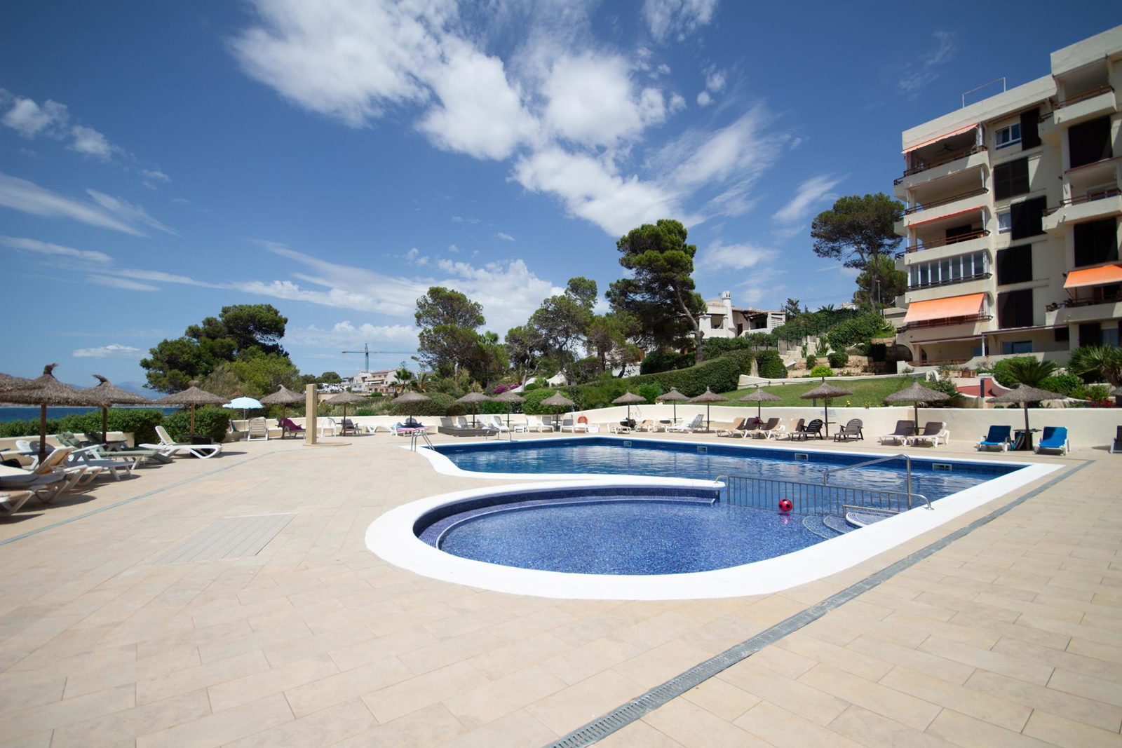 First Seeline apartment with sea views and a communal pool in Cala Blava for sale